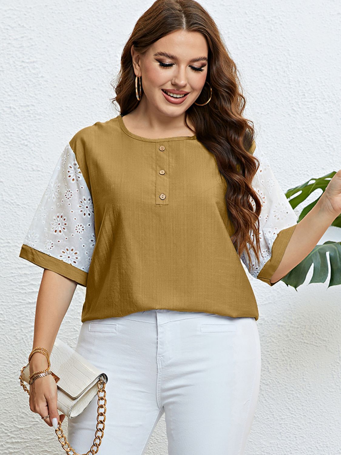 PLUS SIZE EYELET SLEEVED TOP
