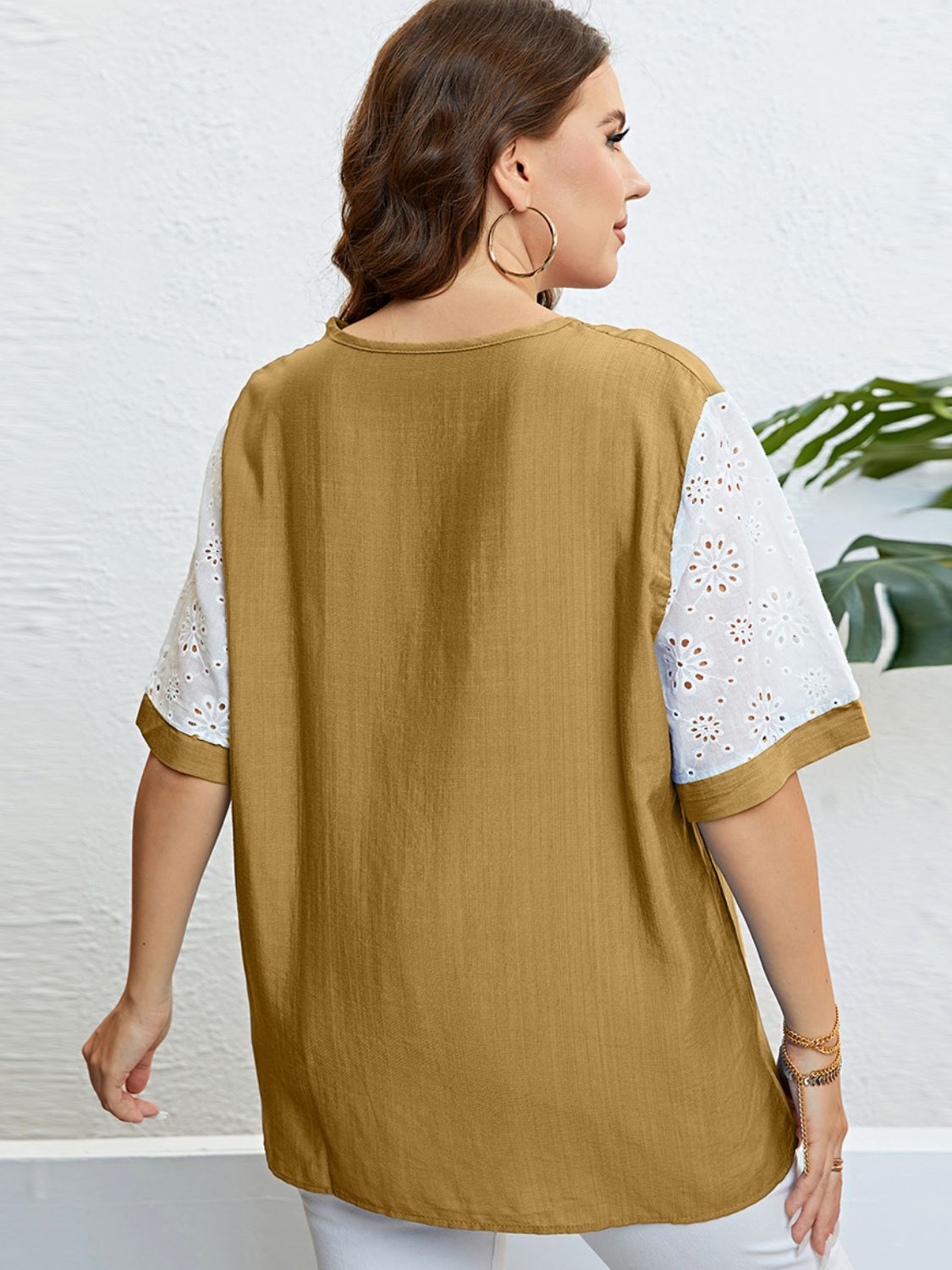 PLUS SIZE EYELET SLEEVED TOP