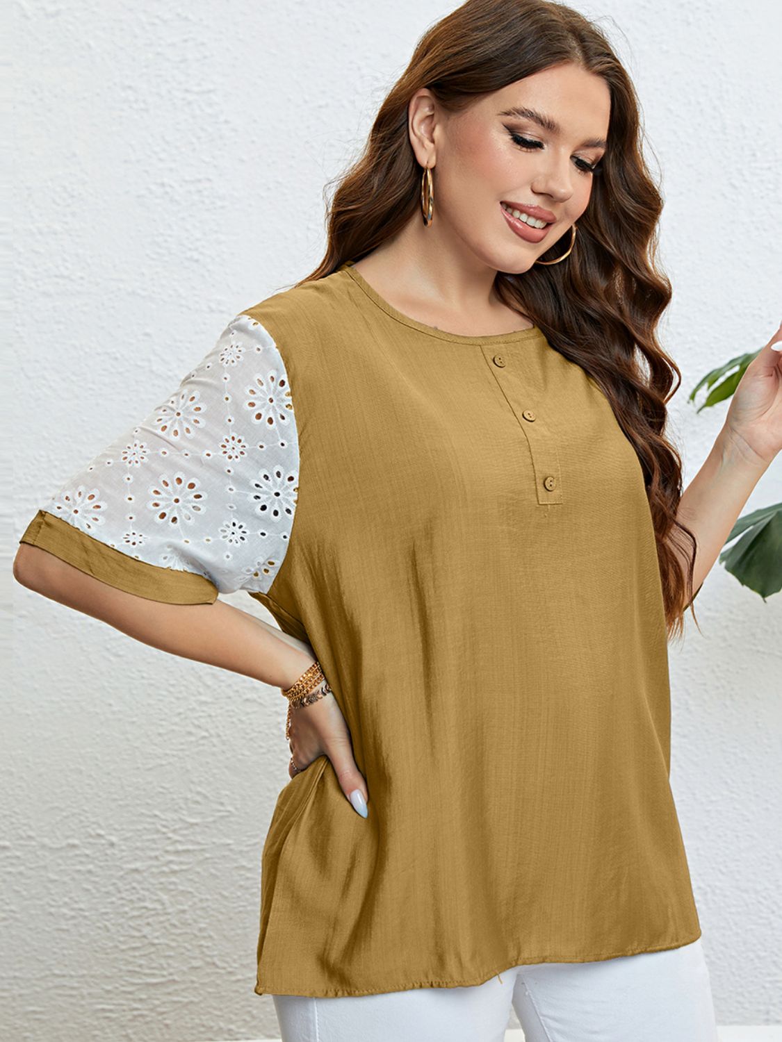 PLUS SIZE EYELET SLEEVED TOP