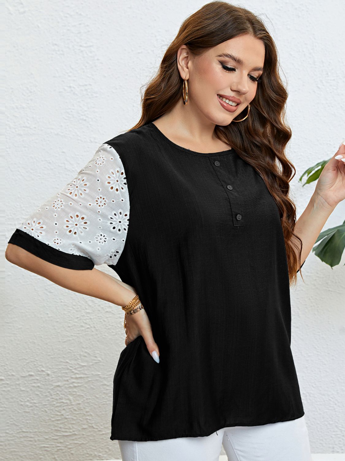 PLUS SIZE EYELET SLEEVED TOP