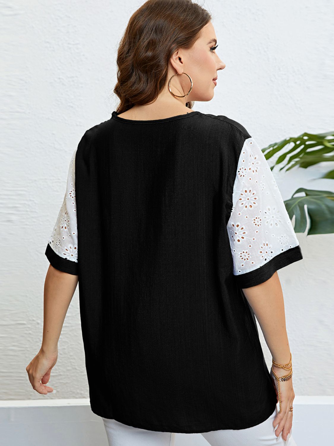 PLUS SIZE EYELET SLEEVED TOP